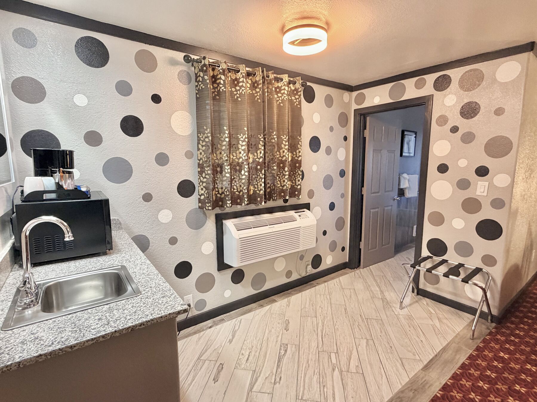 High Desert Deluxe Double Queen wet bar with sink, granite counter, microwave, and coffee maker near the entry