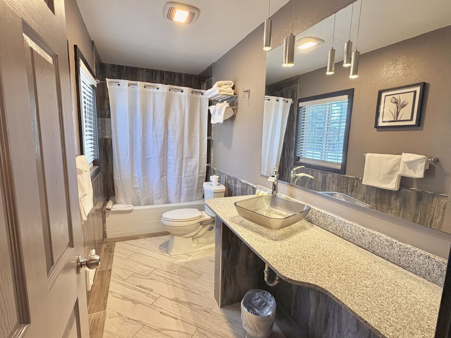 High Desert Deluxe Double Queen oversized bathroom with a long granite vanity, vessel sink, and tub with shower